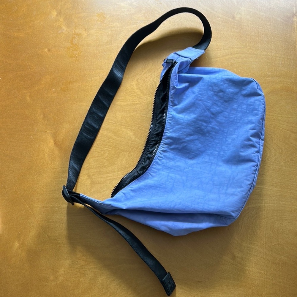 Baggu medium crescent bag in bluebell
